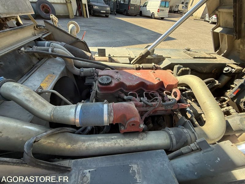 Barredora vial balayeuse aspiratrice MATHIEUX C 560-2003-6077 Heures: foto 9