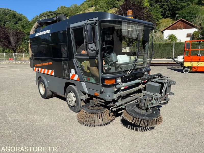 Barredora vial balayeuse aspiratrice MATHIEUX C 560-2003-6077 Heures: foto 6