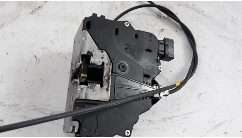 Mercedes-Benz left side door lock - Carrocería y exterior para Camión: foto 3 Mercedes-Benz left side door lock - Carrocería y exterior para Camión: foto 3