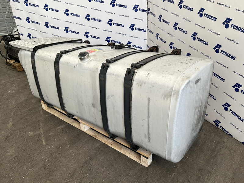 Scania 1000L fuel tank with brackets - Depósito de combustible para Camión: foto 2 Scania 1000L fuel tank with brackets - Depósito de combustible para Camión: foto 2