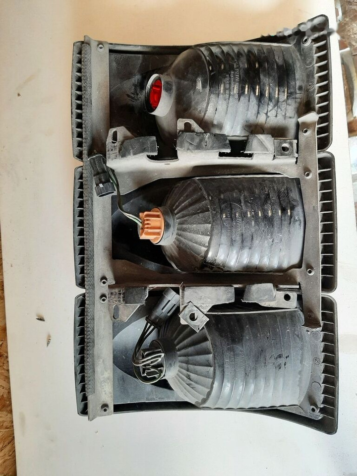 Volvo 1326359080 - Luz trasera para Autobús: foto 5 Volvo 1326359080 - Luz trasera para Autobús: foto 5