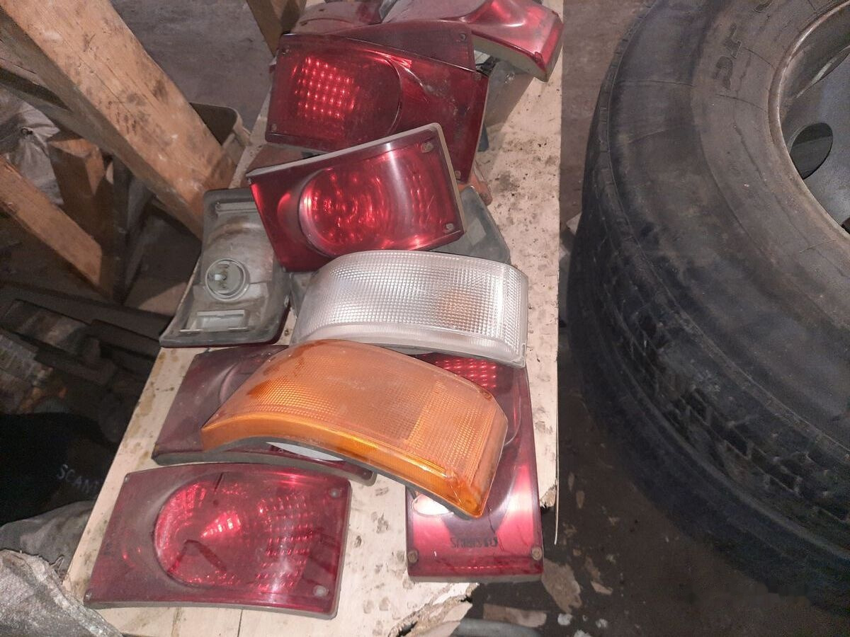 Volvo 1326359080 - Luz trasera para Autobús: foto 3 Volvo 1326359080 - Luz trasera para Autobús: foto 3