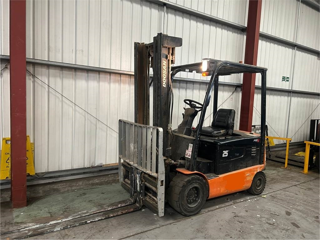 Doosan B25X-5 - Carretilla elevadora eléctrica: foto 2 Doosan B25X-5 - Carretilla elevadora eléctrica: foto 2