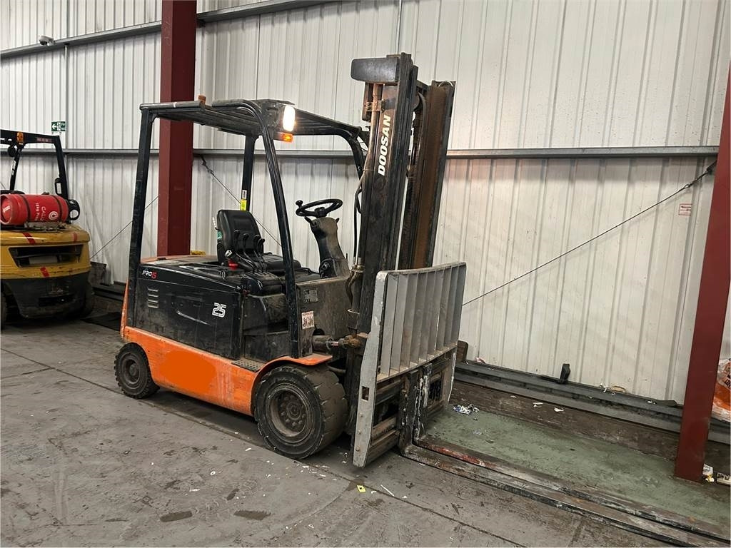 Doosan B25X-5 - Carretilla elevadora eléctrica: foto 4 Doosan B25X-5 - Carretilla elevadora eléctrica: foto 4