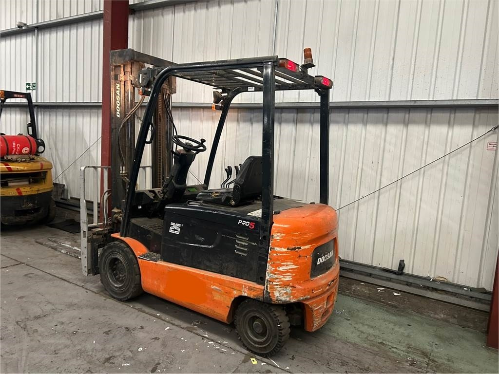 Doosan B25X-5 - Carretilla elevadora eléctrica: foto 3 Doosan B25X-5 - Carretilla elevadora eléctrica: foto 3