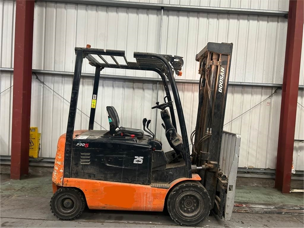 Doosan B25X-5 - Carretilla elevadora eléctrica: foto 5 Doosan B25X-5 - Carretilla elevadora eléctrica: foto 5