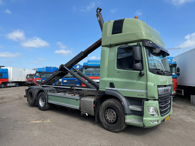 DAF CF 450 6X2 EURO 6 VDL 21T HOOK LIFTING AXLE - Camión multibasculante: foto 2 DAF CF 450 6X2 EURO 6 VDL 21T HOOK LIFTING AXLE - Camión multibasculante: foto 2