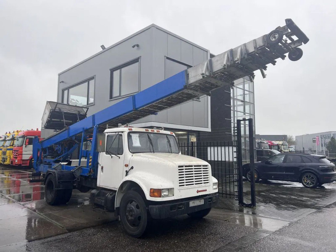 International 4600 4x2 210HP + TEUPEN hyL International 4600 4x2 210HP + TEUPEN hyLI - Camión con plataforma elevadora: foto 3 International 4600 4x2 210HP + TEUPEN hyL International 4600 4x2 210HP + TEUPEN hyLI - Camión con plataforma elevadora: foto 3