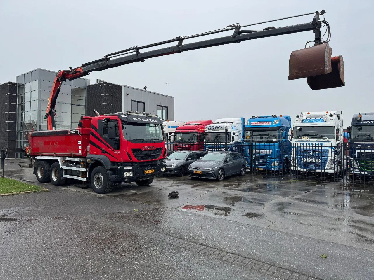 Iveco Trakker 500 6X4 EURO 6 KIPPER + PALFINGER PK1800 - Camión volquete, Camión grúa: foto 2 Iveco Trakker 500 6X4 EURO 6 KIPPER + PALFINGER PK1800 - Camión volquete, Camión grúa: foto 2
