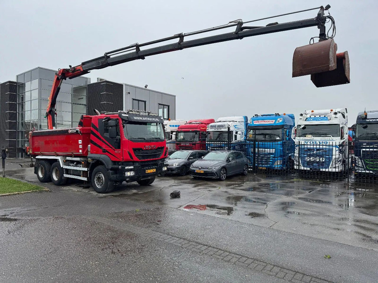 Iveco Trakker 500 6X4 EURO 6 KIPPER + PALFINGER PK1800 - Camión grúa: foto 3 Iveco Trakker 500 6X4 EURO 6 KIPPER + PALFINGER PK1800 - Camión grúa: foto 3