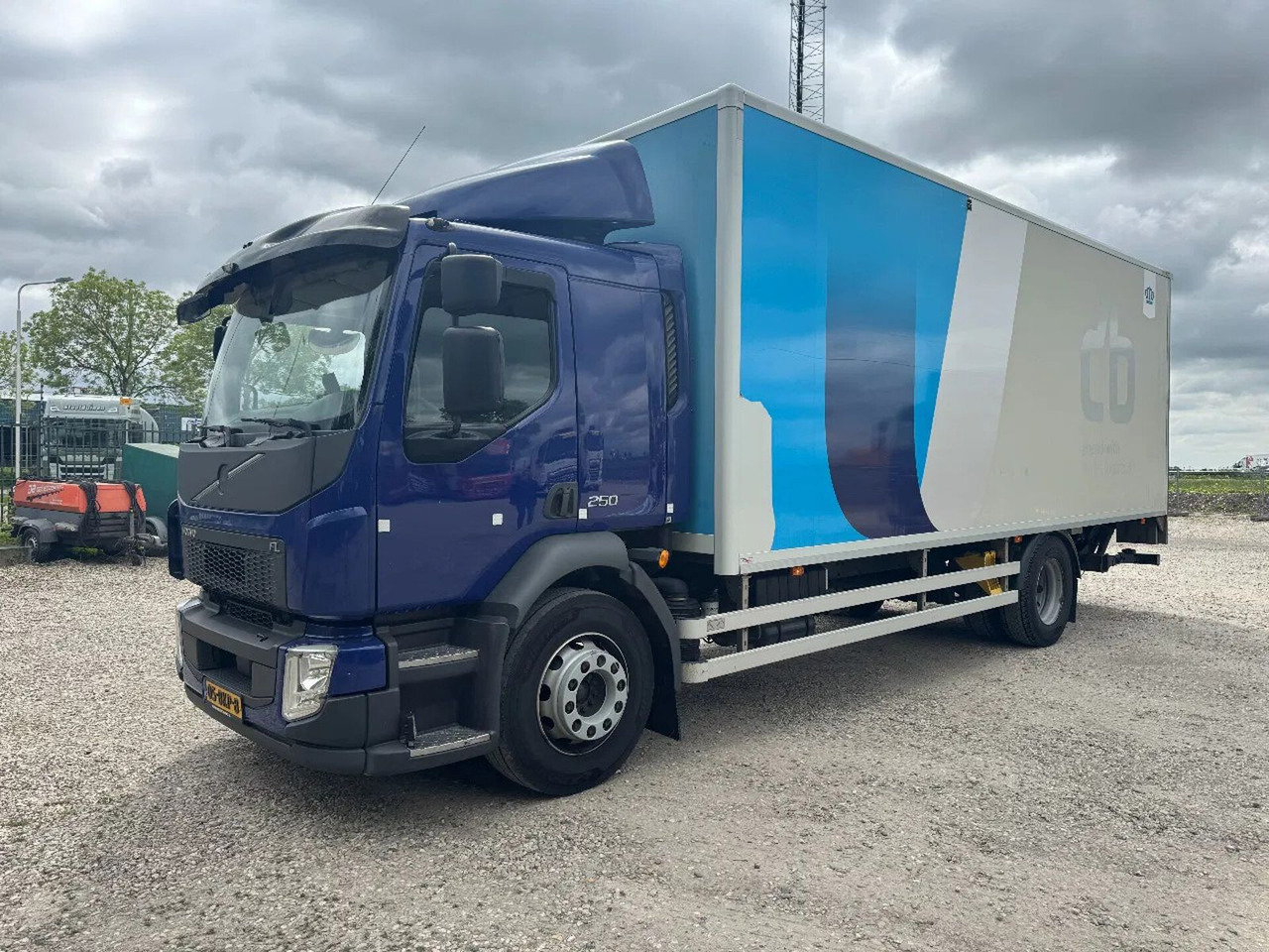 Volvo FL 250 4X2 3 UNITS CARGO LOCK + DHOLLANDIA LIFT - Camión caja cerrada: foto 5 Volvo FL 250 4X2 3 UNITS CARGO LOCK + DHOLLANDIA LIFT - Camión caja cerrada: foto 5