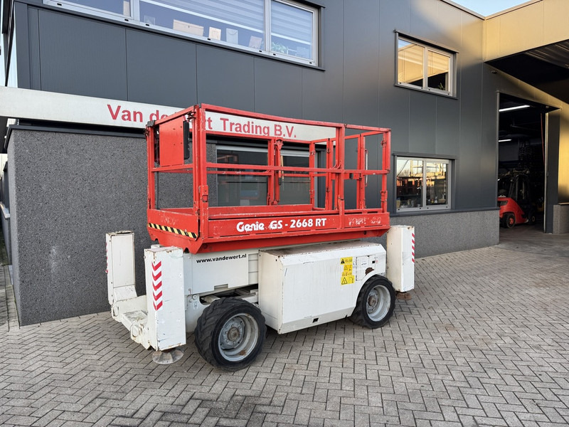 Genie GS 2668 RT Hoogwerker / Arbeitsbuhne 10mtr werkhoogte 4x4 kubota DIESEL 2010 - Plataforma de tijeras: foto 2 Genie GS 2668 RT Hoogwerker / Arbeitsbuhne 10mtr werkhoogte 4x4 kubota DIESEL 2010 - Plataforma de tijeras: foto 2