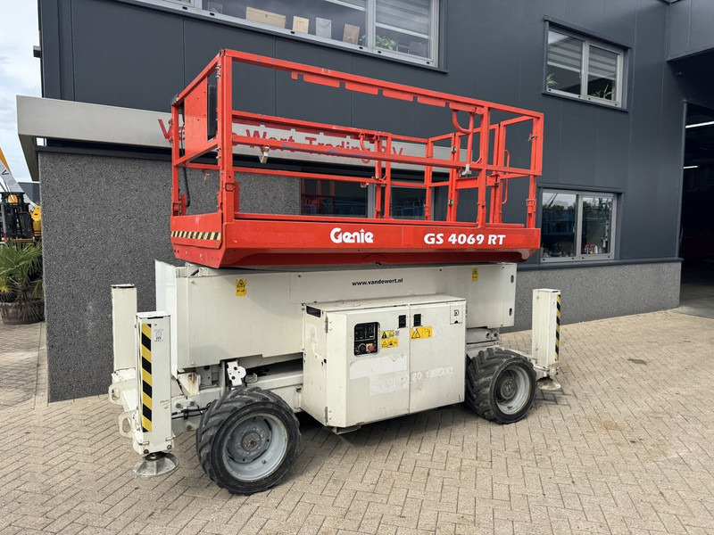 Genie GS 4069 RT Hoogwerker / Arbeitsbuhne 14mtr werkhoogte 4x4 Kubota DIESEL 2014 - Plataforma de tijeras: foto 2 Genie GS 4069 RT Hoogwerker / Arbeitsbuhne 14mtr werkhoogte 4x4 Kubota DIESEL 2014 - Plataforma de tijeras: foto 2