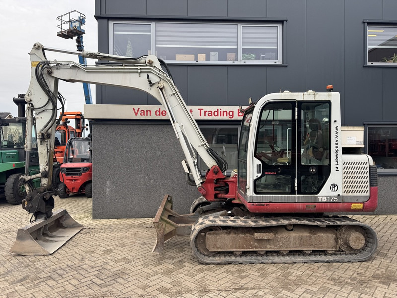 Takeuchi TB175 Graafmachine Rups 2008 Yanmar Diesel inclusief 5 bakken + palletvork - Excavadora de cadenas: foto 1 Takeuchi TB175 Graafmachine Rups 2008 Yanmar Diesel inclusief 5 bakken + palletvork - Excavadora de cadenas: foto 1