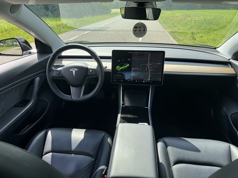 Sedan Tesla Model 3: foto 7