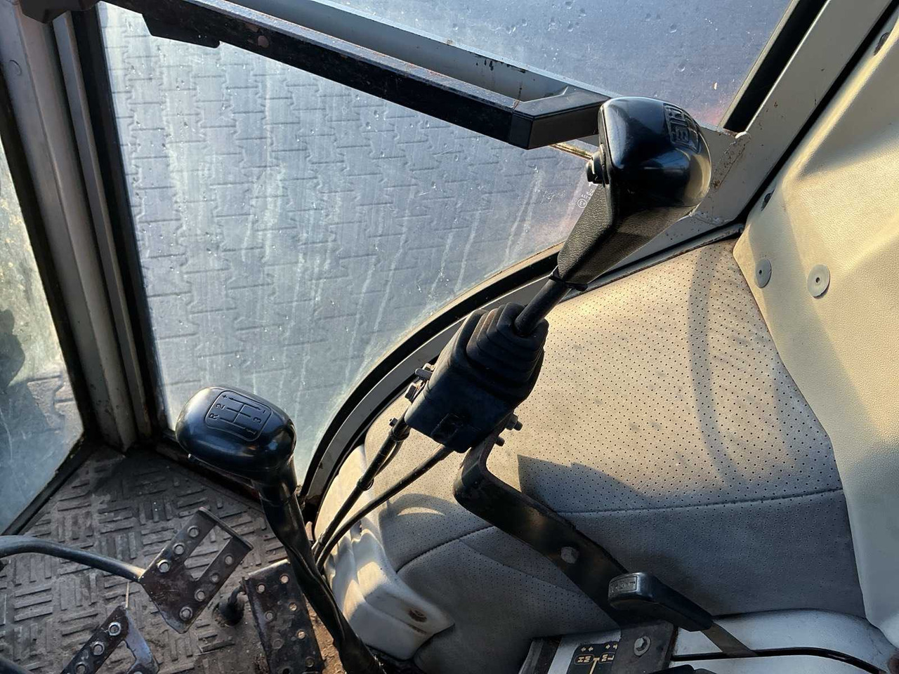 Tractor 1996 MASSEY FERGUSON 399 FOUR WHEEL DRIVE FARM TRACTOR: foto 18