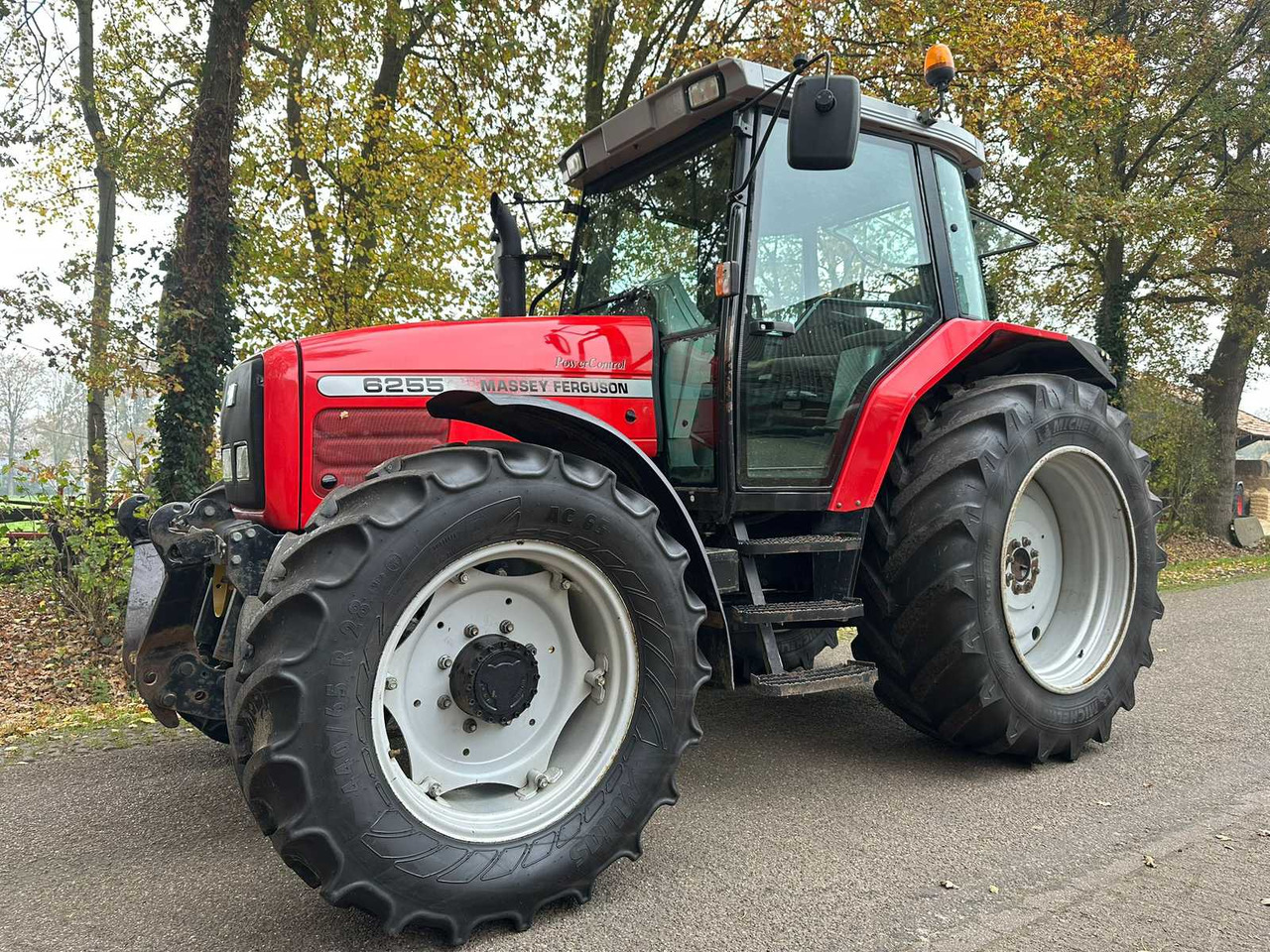2002 MASSEY FERGUSON 6255 FOUR WHEEL DRIVE FARM TRACTOR - Tractor: foto 1 2002 MASSEY FERGUSON 6255 FOUR WHEEL DRIVE FARM TRACTOR - Tractor: foto 1