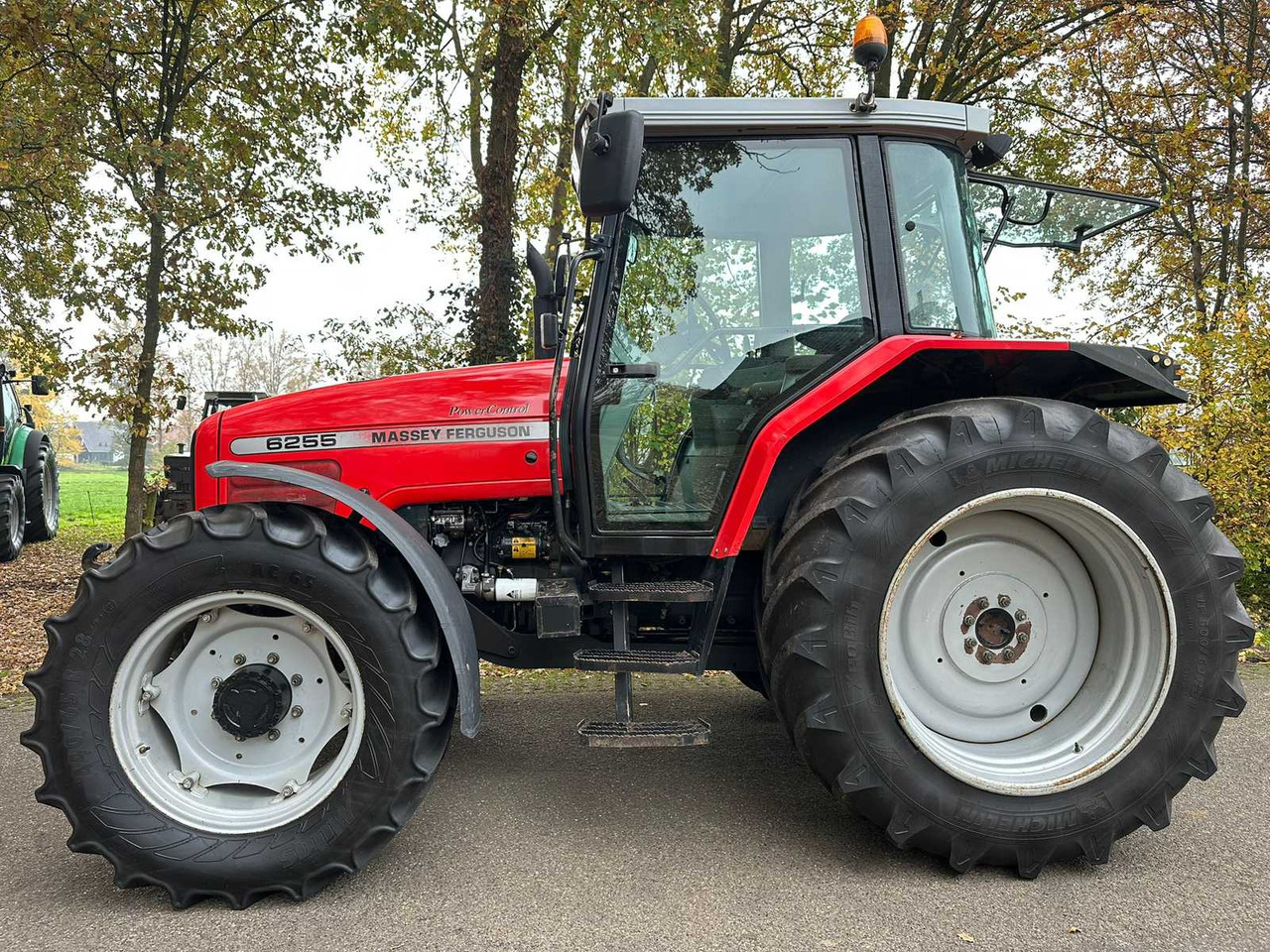 2002 MASSEY FERGUSON 6255 FOUR WHEEL DRIVE FARM TRACTOR - Tractor: foto 2 2002 MASSEY FERGUSON 6255 FOUR WHEEL DRIVE FARM TRACTOR - Tractor: foto 2