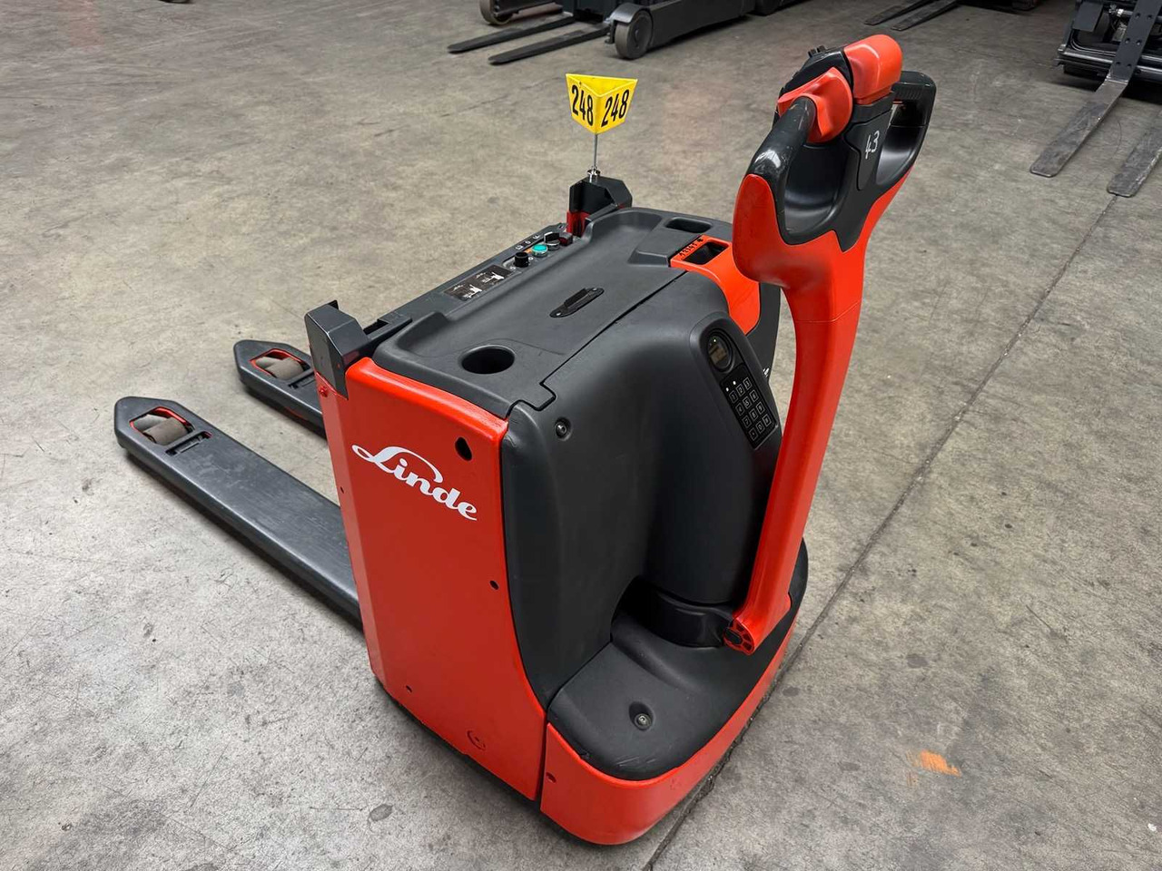 2016 LINDE T16L PALLET TRUCK ANT STACKER INITIAL STROKE 3,247 HOURS - Carretilla elevadora: foto 4 2016 LINDE T16L PALLET TRUCK ANT STACKER INITIAL STROKE 3,247 HOURS - Carretilla elevadora: foto 4