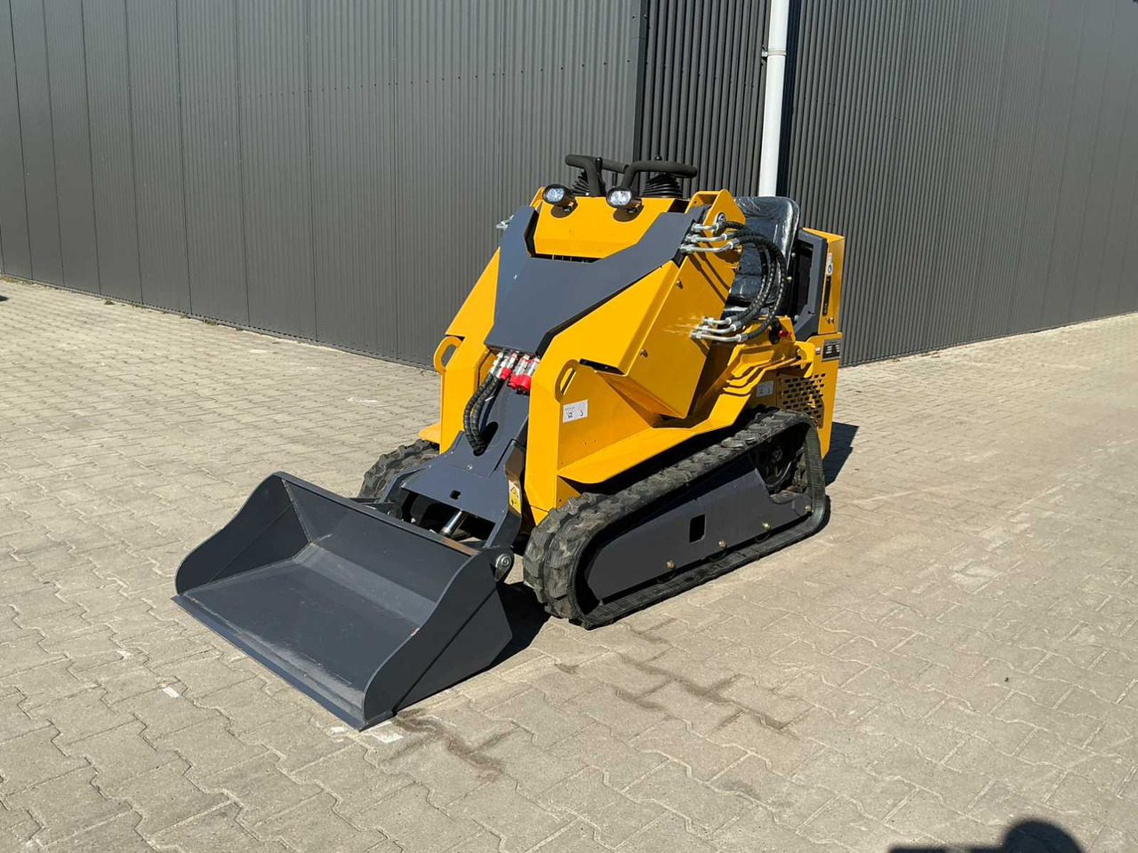 Bison Tek BT360 - Minicargadora: foto 1 Bison Tek BT360 - Minicargadora: foto 1