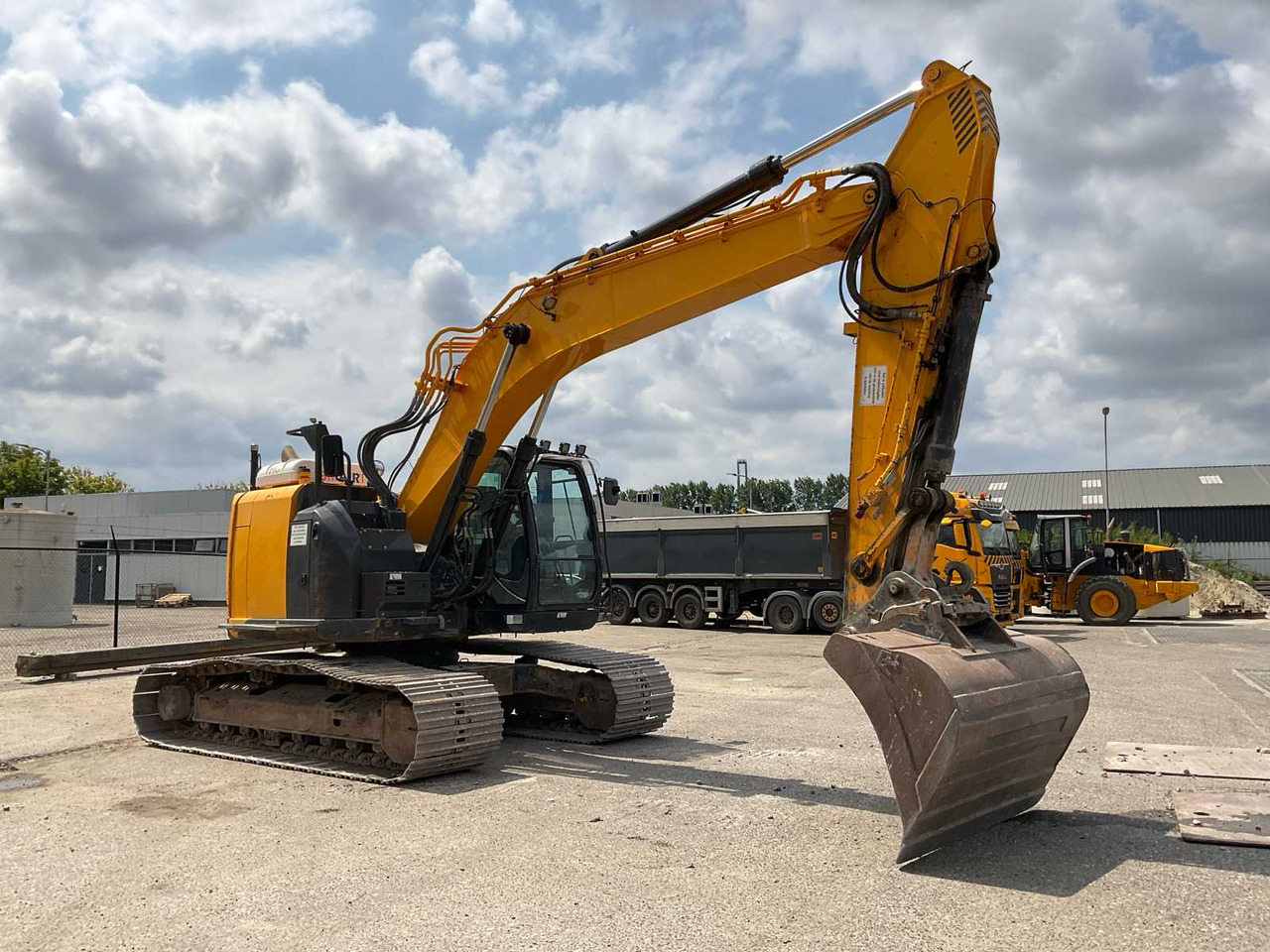 Hitachi ZX225USLC-5B - Excavadora de cadenas: foto 2 Hitachi ZX225USLC-5B - Excavadora de cadenas: foto 2