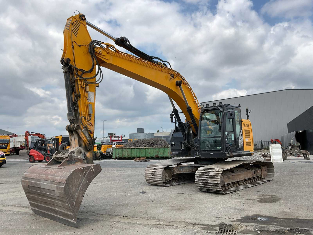 Hitachi ZX225USLC-5B - Excavadora de cadenas: foto 1 Hitachi ZX225USLC-5B - Excavadora de cadenas: foto 1