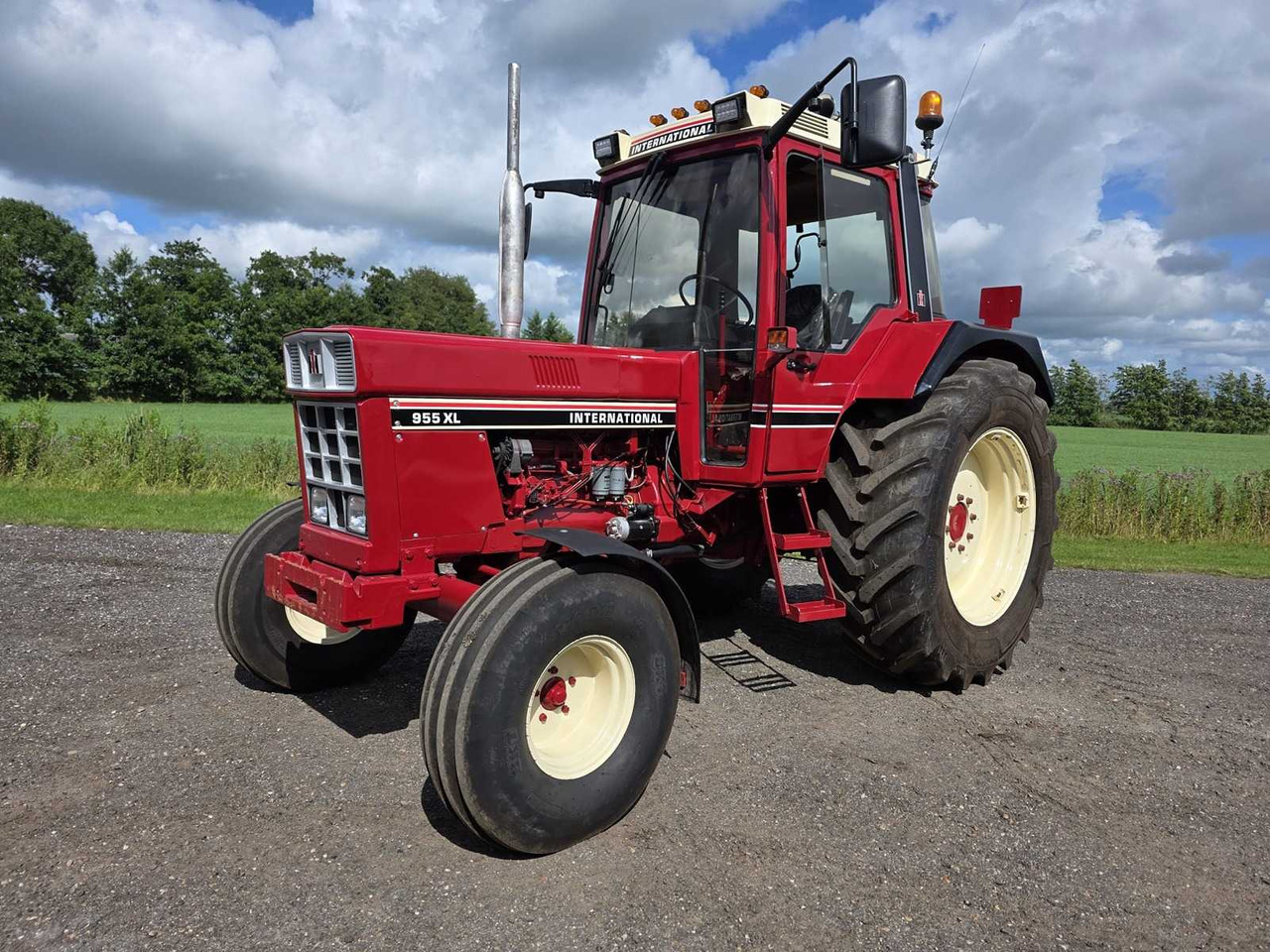 International 955 XL - Tractor: foto 1 International 955 XL - Tractor: foto 1