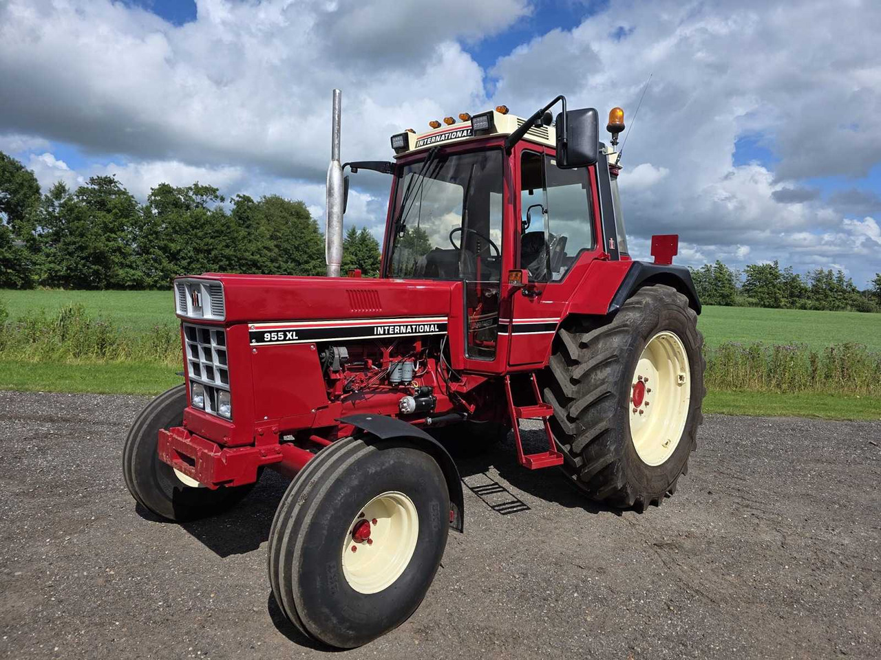 International 955 XL - Tractor: foto 2 International 955 XL - Tractor: foto 2