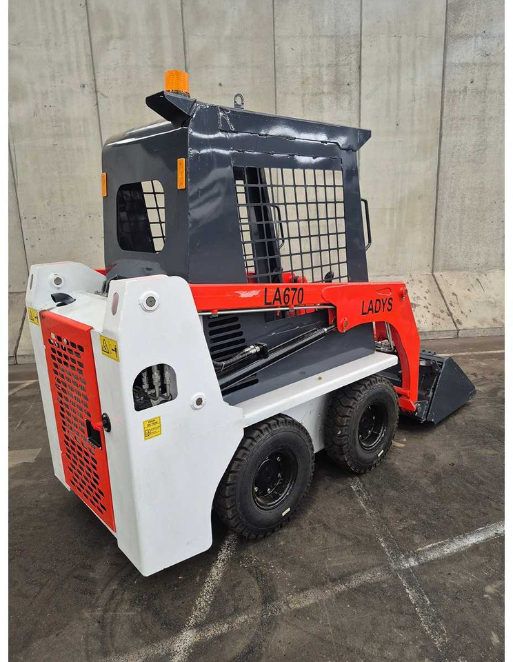 Minicargadora de cadenas LADYS - 2025 - LA670 - SKID STEER LOADER: foto 7