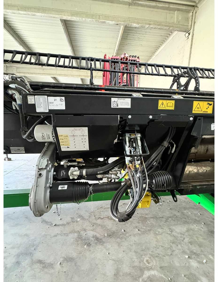 MACDON DRAPER HEADER D125 - Cosechadora de granos: foto 5 MACDON DRAPER HEADER D125 - Cosechadora de granos: foto 5