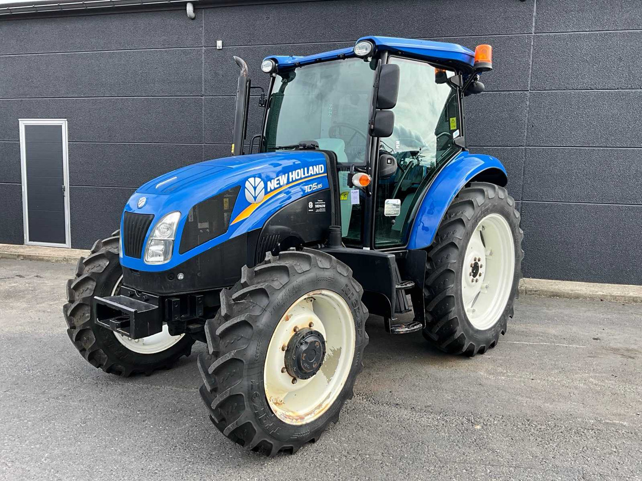 New Holland TD5.85 - Tractor: foto 1 New Holland TD5.85 - Tractor: foto 1