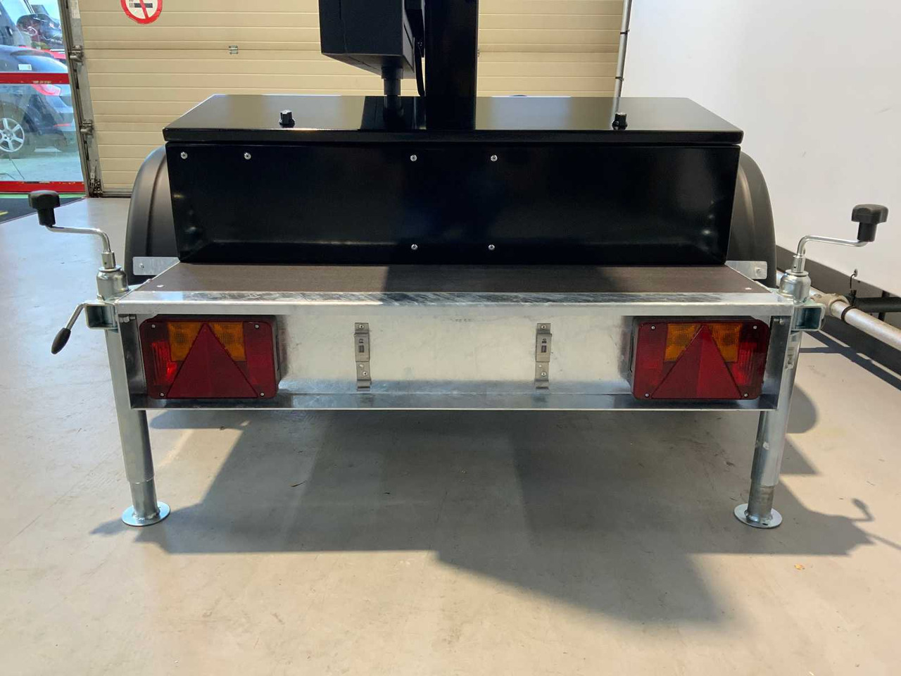 Equipo de construcción, Remolque Viplex tekstkar P8 ledscherm op aanhangwagen: foto 6