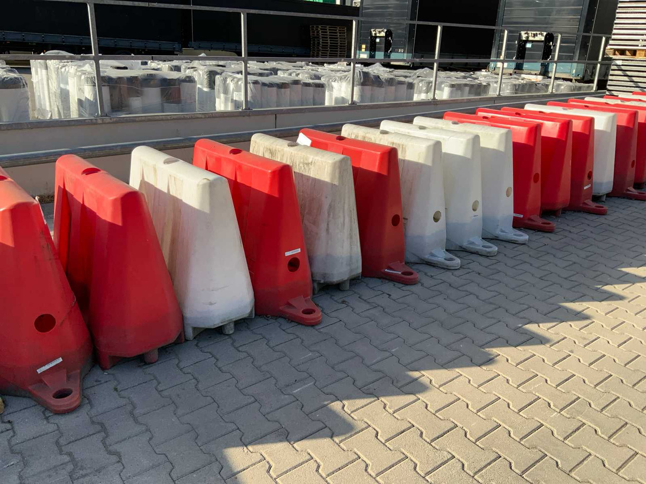 Weightable plastic barriers (35x) - Equipo de construcción: foto 1 Weightable plastic barriers (35x) - Equipo de construcción: foto 1