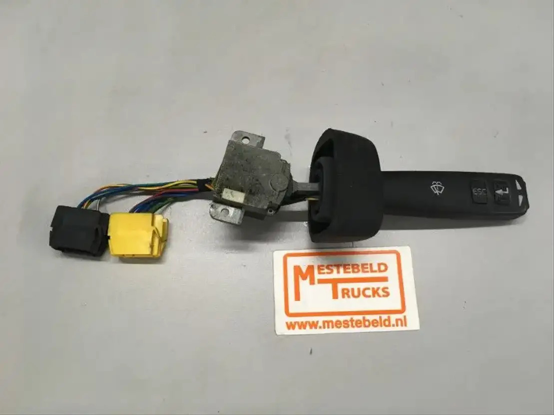 Volvo Comby ruitenwis/ruitensproeier - Sistema eléctrico para Camión: foto 1 Volvo Comby ruitenwis/ruitensproeier - Sistema eléctrico para Camión: foto 1