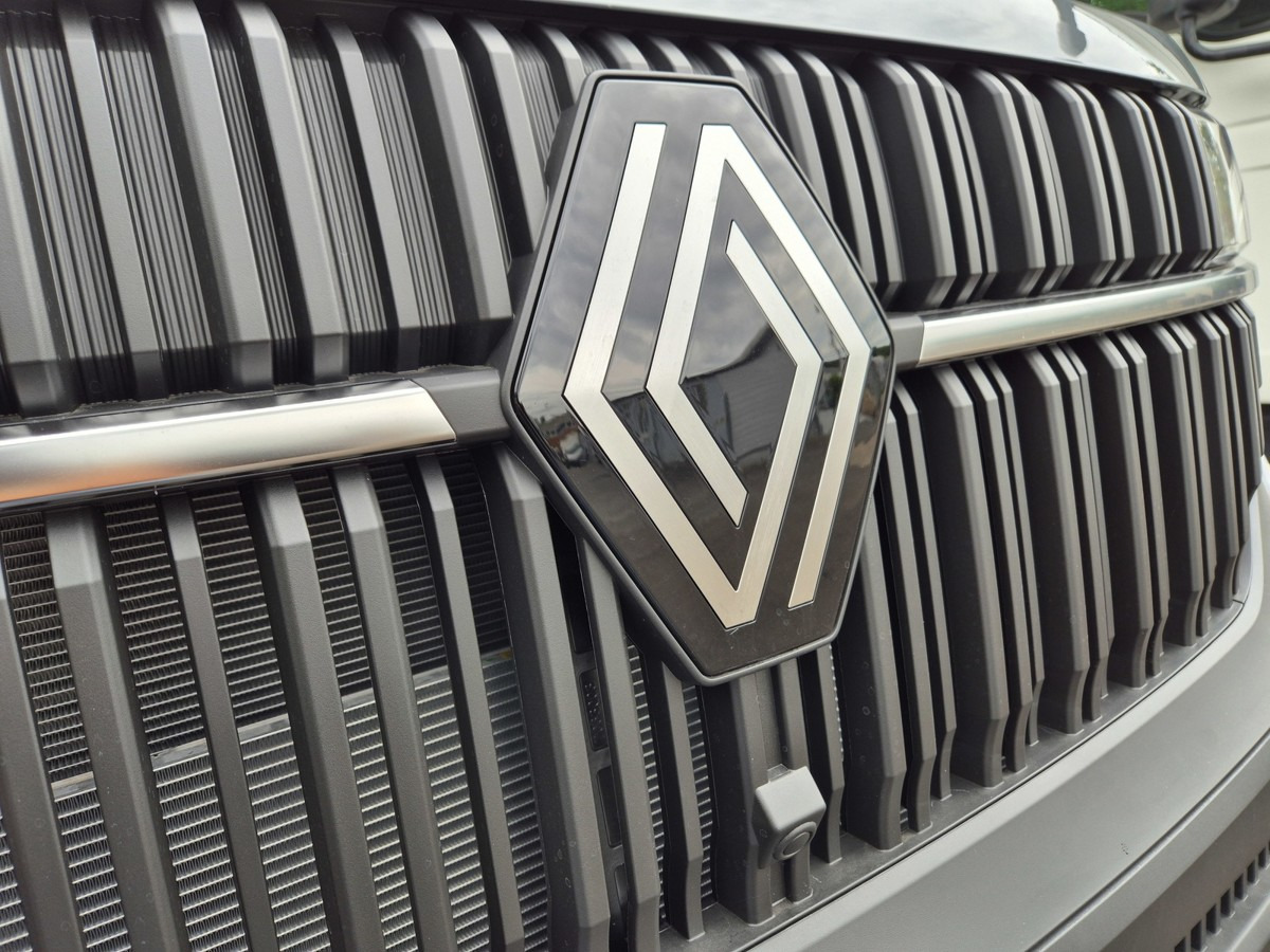 RENAULT Master L2H1 (neues Mod.) Alupritsche m. Kran - Furgoneta caja abierta: foto 2 RENAULT Master L2H1 (neues Mod.) Alupritsche m. Kran - Furgoneta caja abierta: foto 2