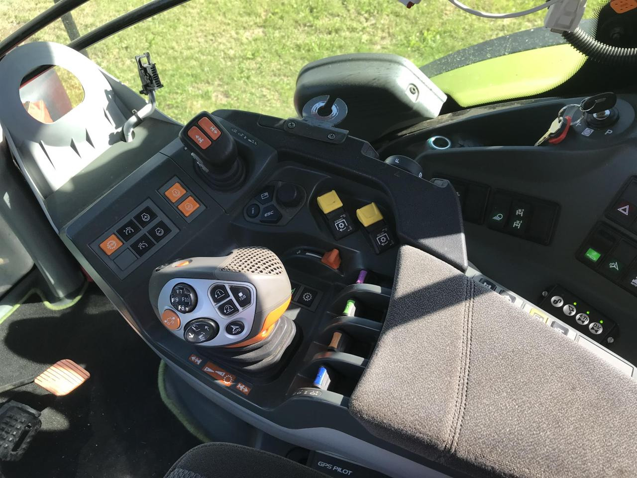 Tractor CLAAS Arion 660: foto 9