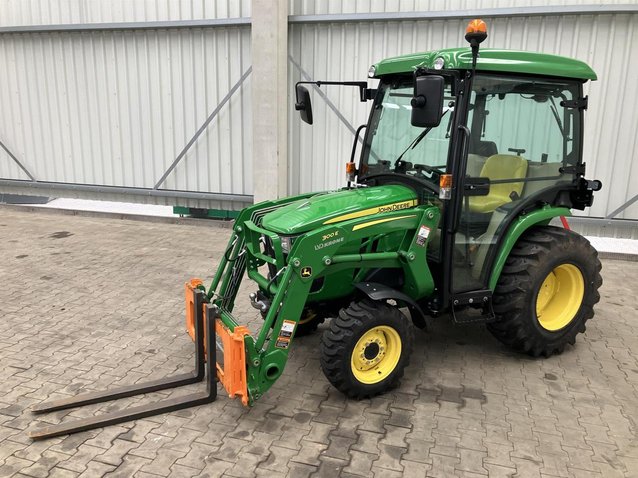 John Deere 3025E - Tractor: foto 1 John Deere 3025E - Tractor: foto 1