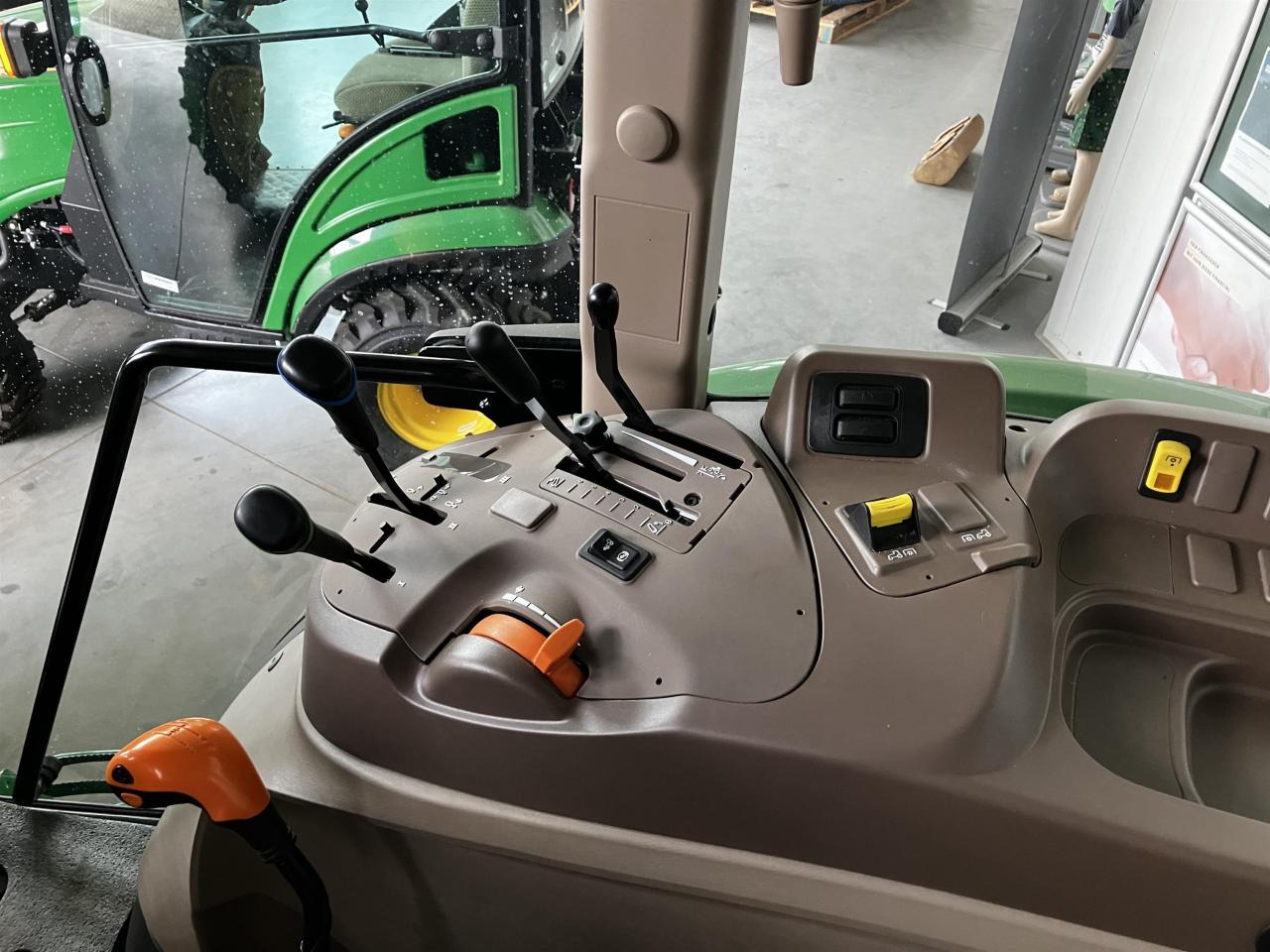 Tractor John Deere 5075E: foto 10 Tractor John Deere 5075E: foto 10