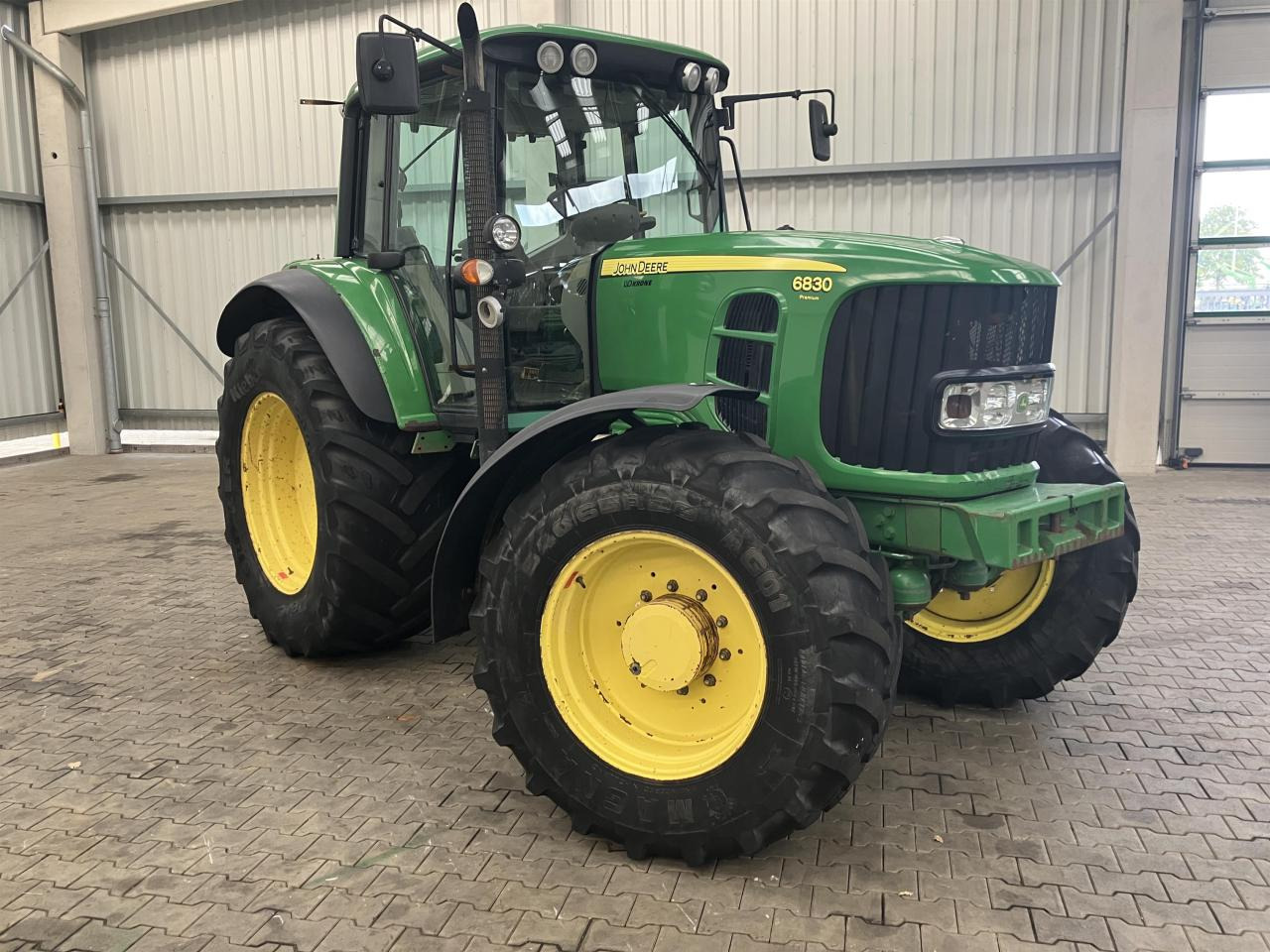 John Deere 6830 Premium - Tractor: foto 2 John Deere 6830 Premium - Tractor: foto 2