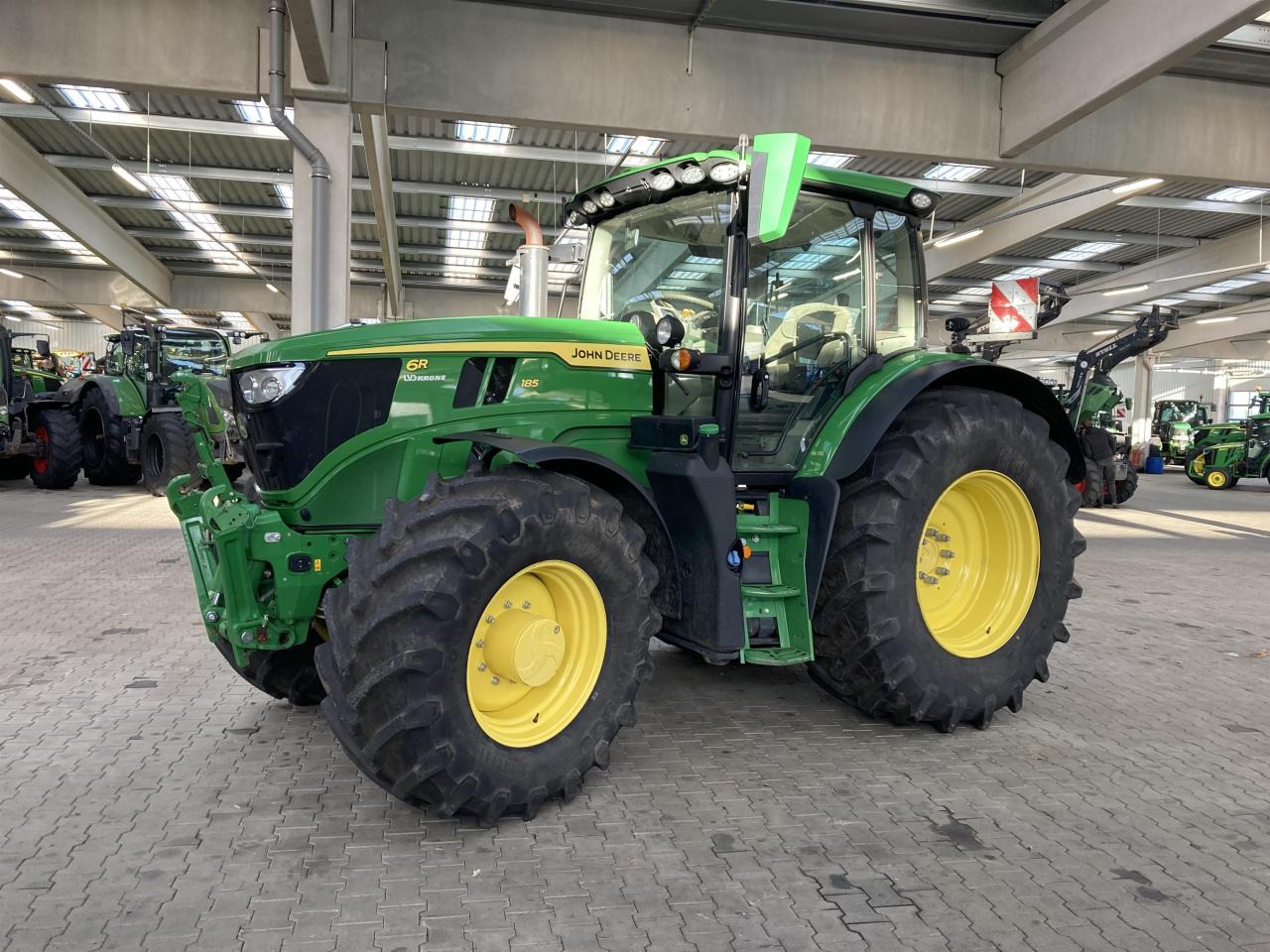 John Deere 6R 185 - Tractor: foto 1 John Deere 6R 185 - Tractor: foto 1