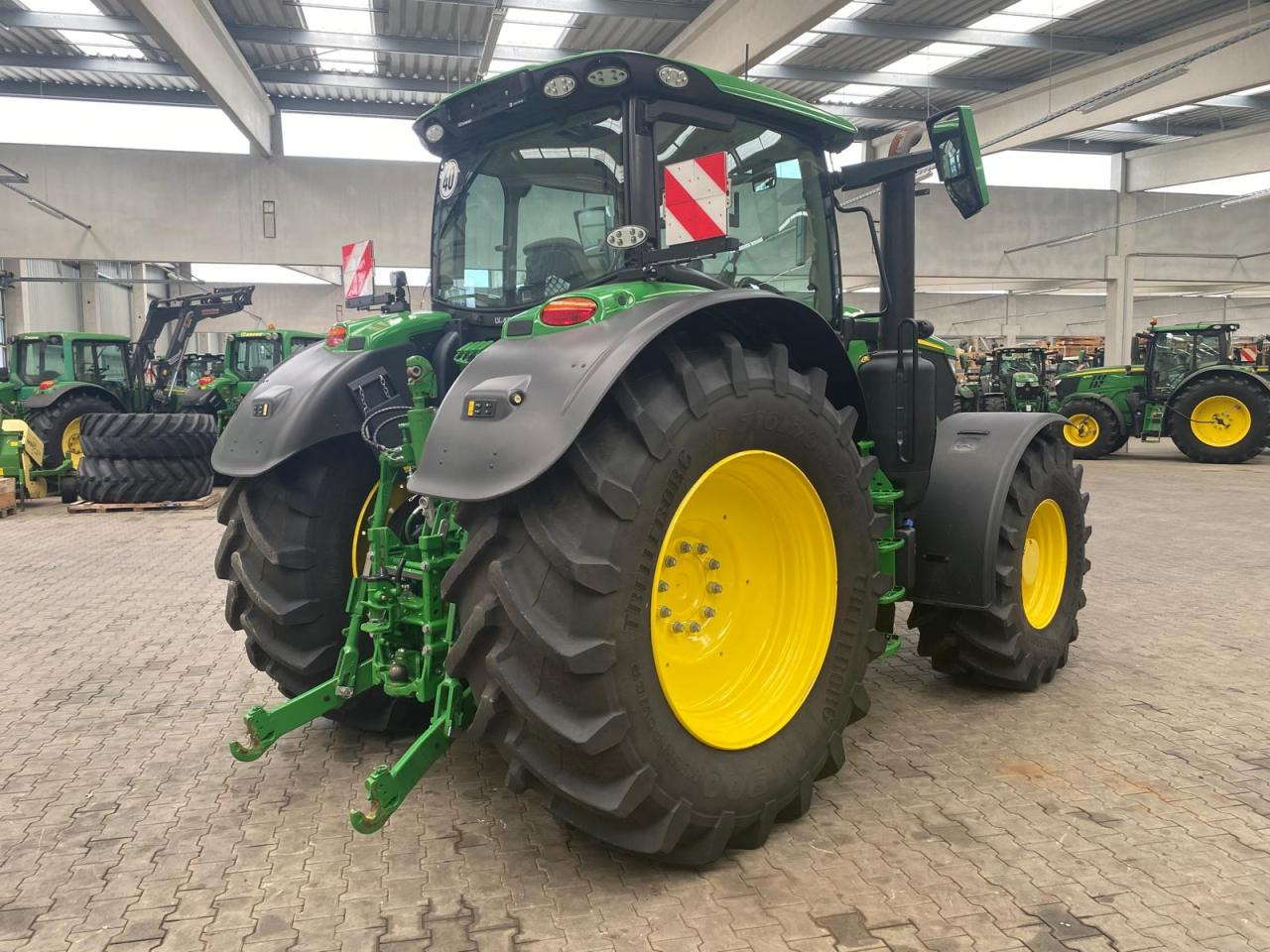 John Deere 6R 215 - Tractor: foto 2 John Deere 6R 215 - Tractor: foto 2