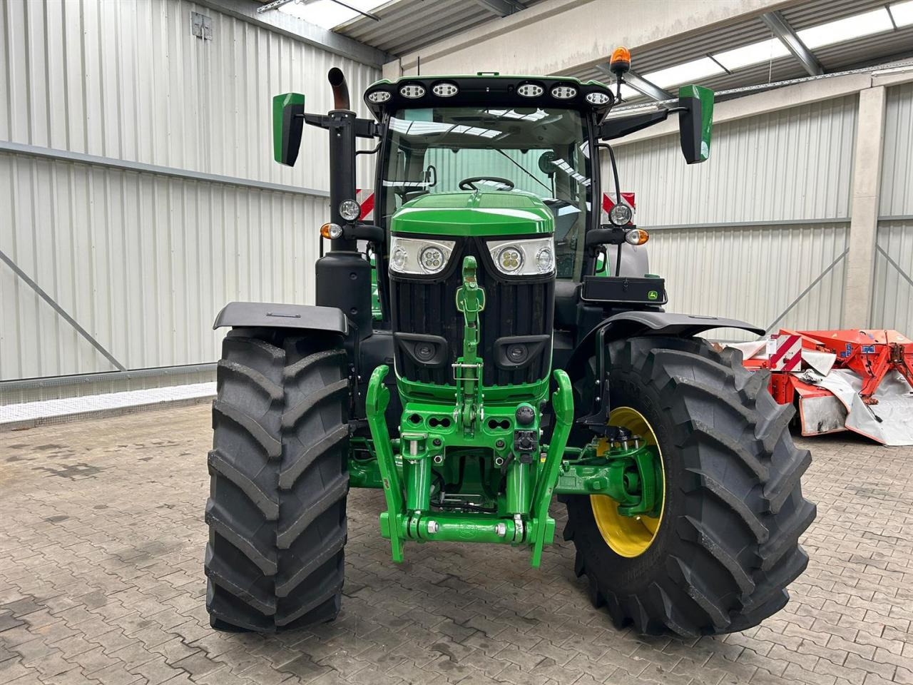 John Deere 6R 215 - Tractor: foto 2 John Deere 6R 215 - Tractor: foto 2