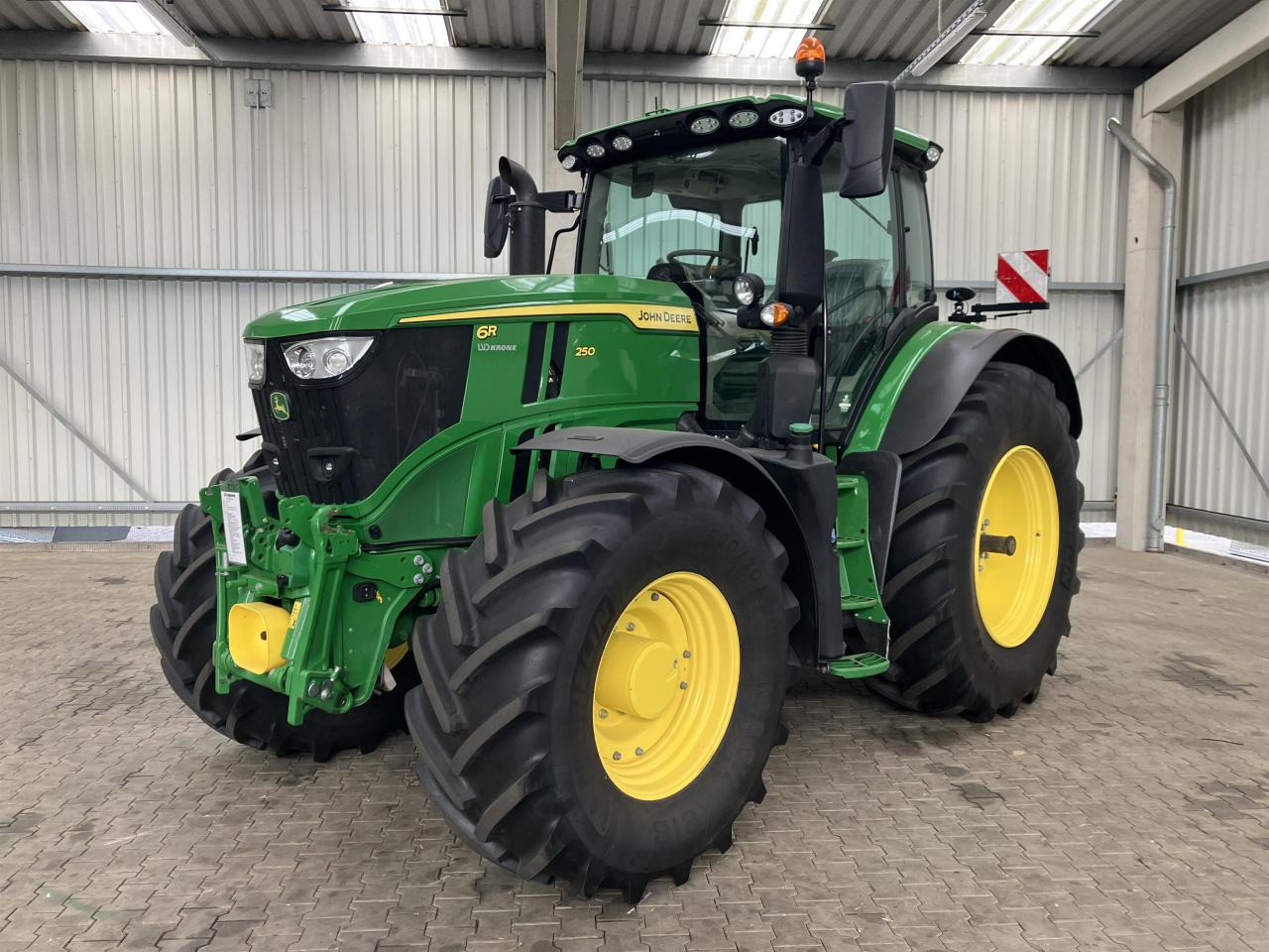 John Deere 6R 250 - Tractor: foto 1 John Deere 6R 250 - Tractor: foto 1