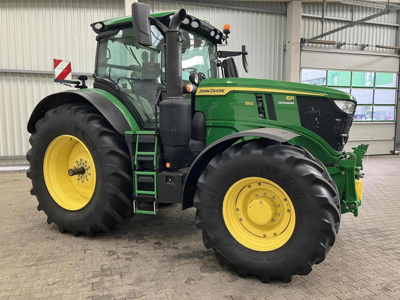 John Deere 6R 250 - Tractor: foto 2 John Deere 6R 250 - Tractor: foto 2