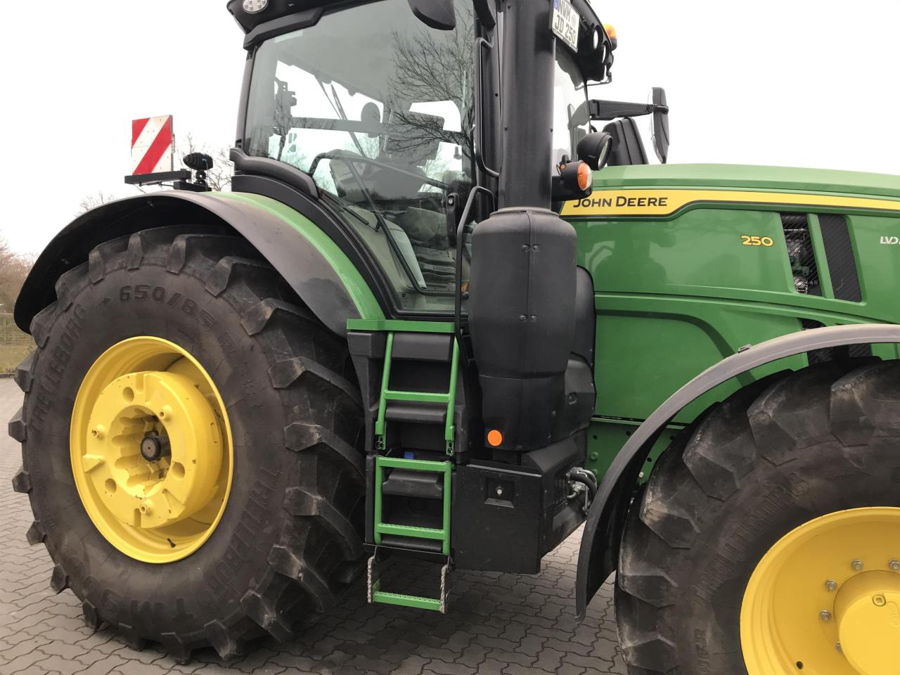 John Deere 6R 250 - Tractor: foto 2 John Deere 6R 250 - Tractor: foto 2