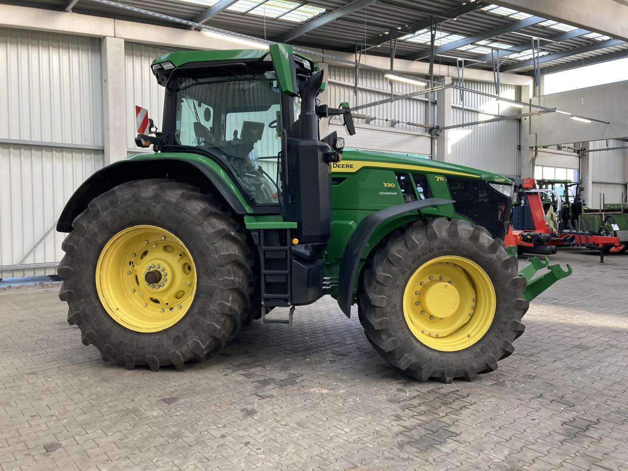 John Deere 7R 330 - Tractor: foto 5 John Deere 7R 330 - Tractor: foto 5