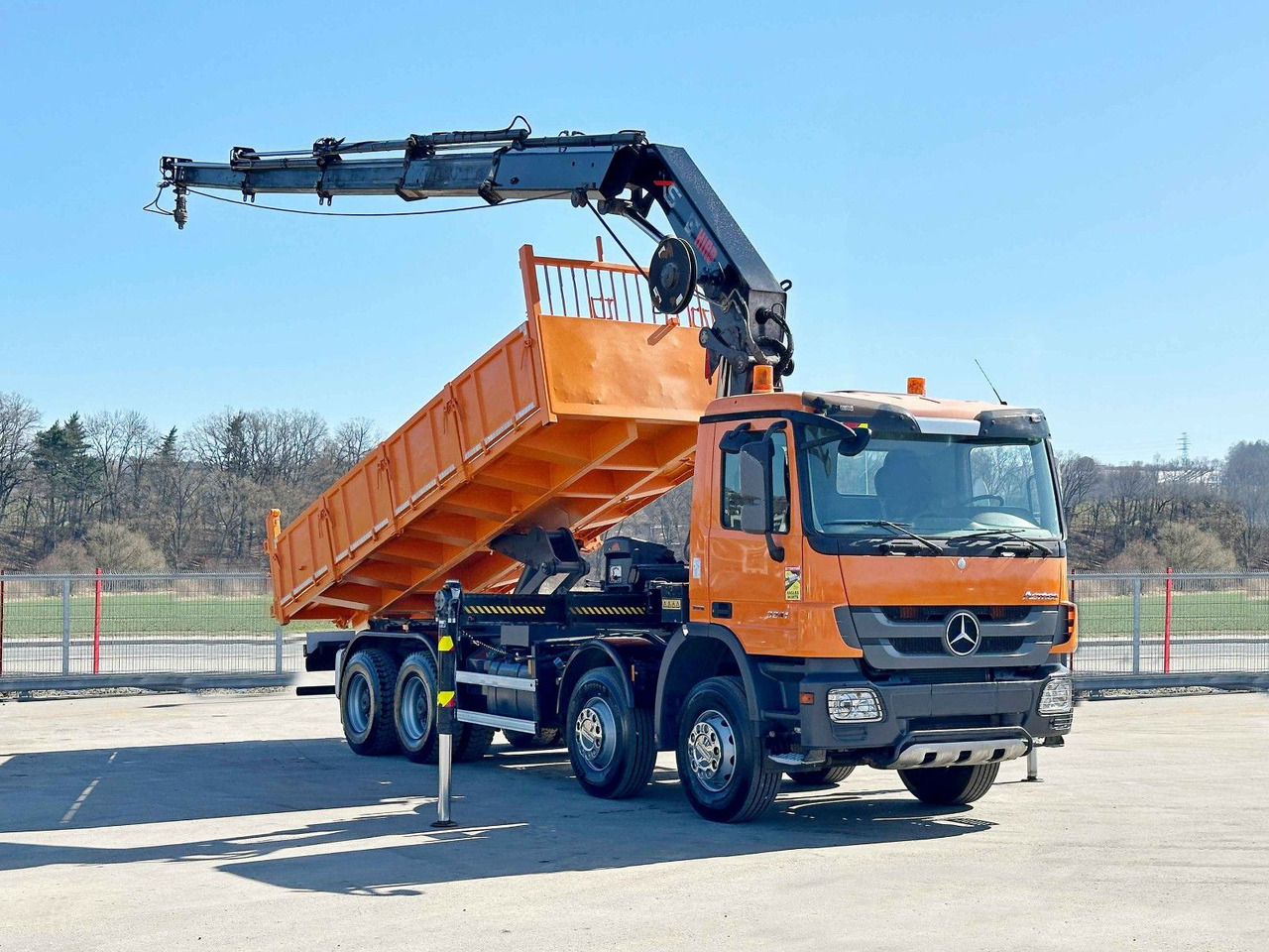 Mercedes-Benz ACTROS 3241 * HIAB 322 EP-4 HIDUO + FUNK / 8x4 - Camión volquete, Camión grúa: foto 2 Mercedes-Benz ACTROS 3241 * HIAB 322 EP-4 HIDUO + FUNK / 8x4 - Camión volquete, Camión grúa: foto 2