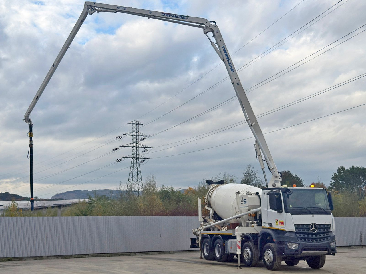 Mercedes-Benz AROCS 3743 * Betonpumpe + FUNK * 8x4 * TOP - Bomba de hormigón: foto 3 Mercedes-Benz AROCS 3743 * Betonpumpe + FUNK * 8x4 * TOP - Bomba de hormigón: foto 3