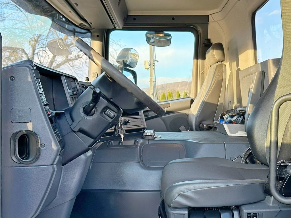 Foto del interior 1: Camión grúa Scania P250* FAHRGESTEL 4,30* HMF 635 K2/FUNK* TOP Scania P250* FAHRGESTEL 4,30* HMF 635 K2/FUNK* TOP Foto del interior 1: Camión grúa Scania P250* FAHRGESTEL 4,30* HMF 635 K2/FUNK* TOP Scania P250* FAHRGESTEL 4,30* HMF 635 K2/FUNK* TOP