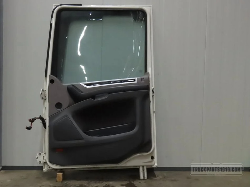 DAF Body & Chassis Parts Portier Re. DAF XF 106 - Puerta y piezas para Camión: foto 2 DAF Body & Chassis Parts Portier Re. DAF XF 106 - Puerta y piezas para Camión: foto 2